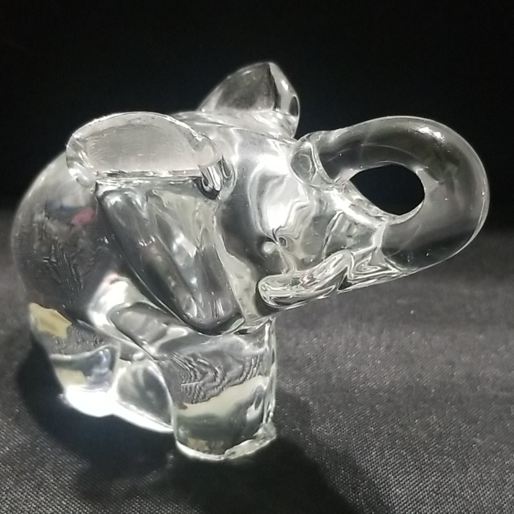 Vintage Glass elephant paperweight🐘